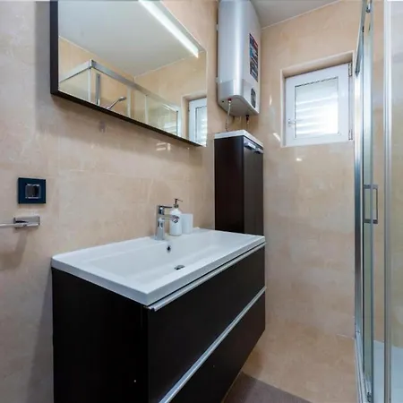 Meri & Karla - Two Bedroom With Balcony And Bridge View Apartment