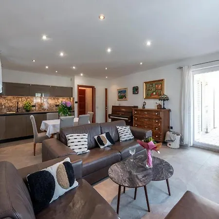 Apartment Meri & Karla - Two Bedroom With Balcony And Bridge View