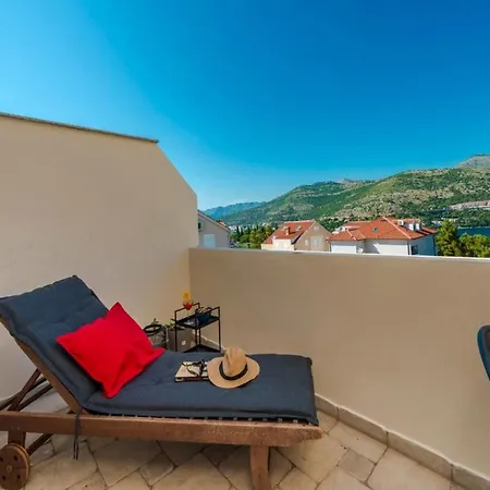 Meri & Karla - Two Bedroom With Balcony And Bridge View Apartment *