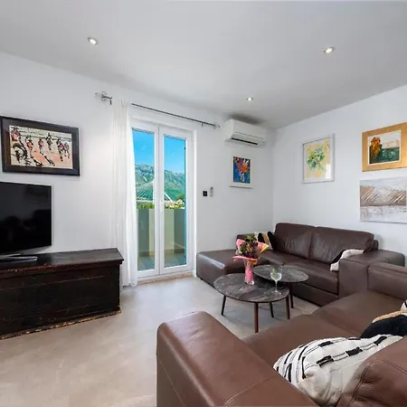Meri & Karla - Two Bedroom With Balcony And Bridge View Apartment *